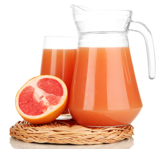 全玻璃和水罐的葡萄柚汁和葡萄柚上白色隔离