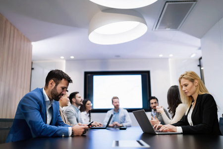 工人开会中图片在会议室里开会业务的人的图片照片