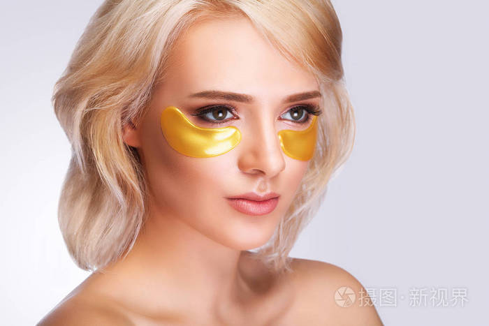 眼罩下的眼睛美丽的女人脸金色的水凝胶patche