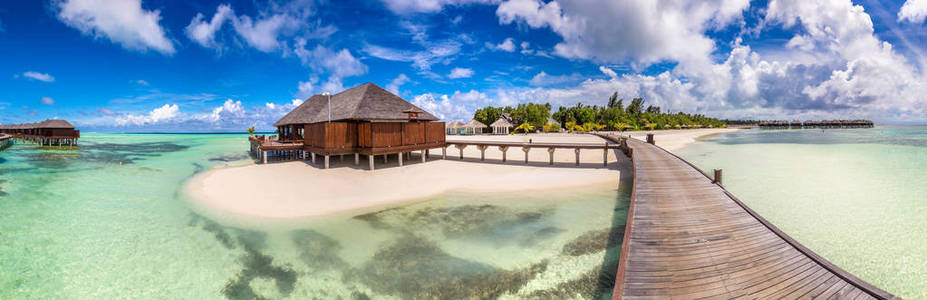 夏季马尔代夫热带海滩水上别墅 平房 全景