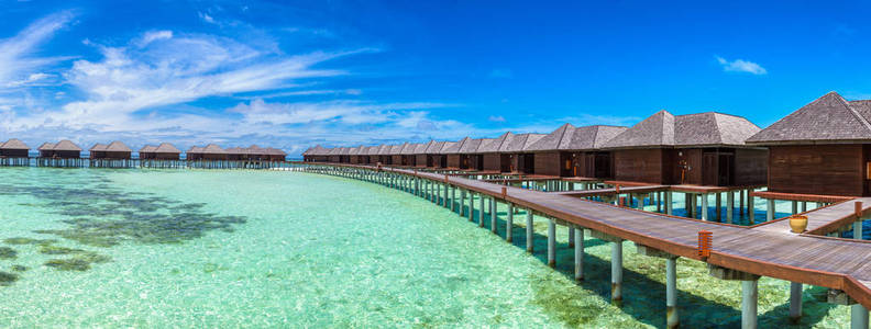 夏季马尔代夫热带海滩水上别墅 平房 全景