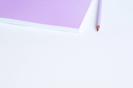柔和的焦点柔和粉红色记事本, 铅笔在轻的纸背景, 极小的背景。彩通264c