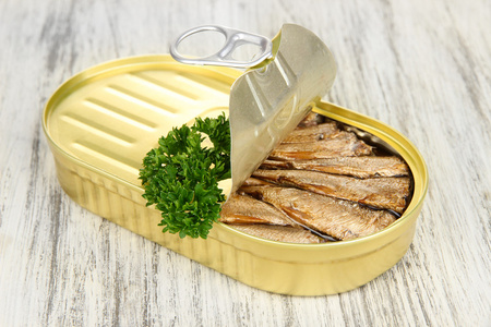 用沙丁鱼，木制背景上打开罐头