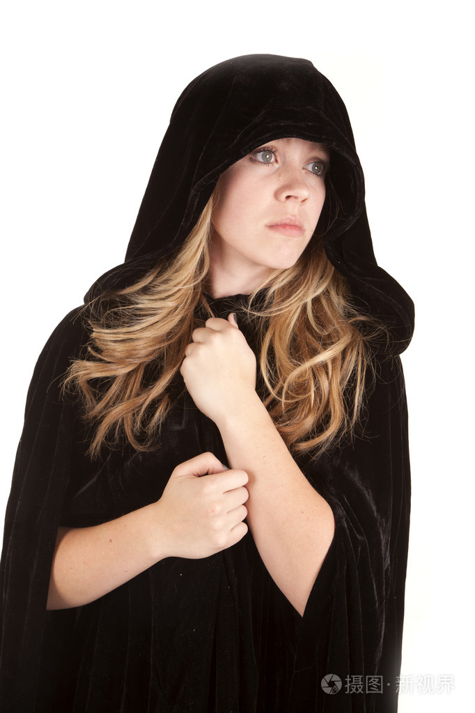 寻找到一侧的女孩斗篷