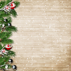 木制木板上有雪花和浆果的圣诞树
