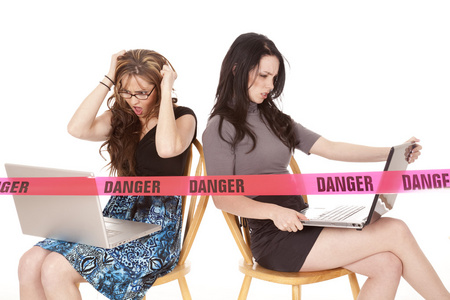 两个妇女计算机危险