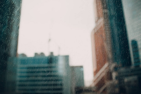 雨滴在窗前
