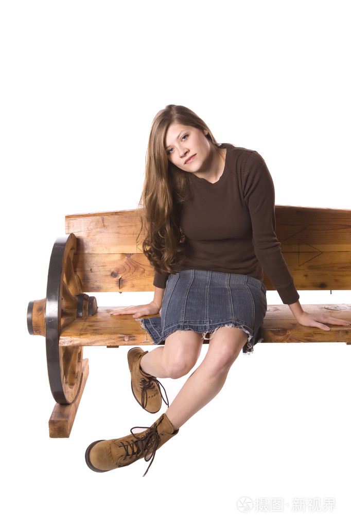 坐在长凳下的板凳腿上的女人