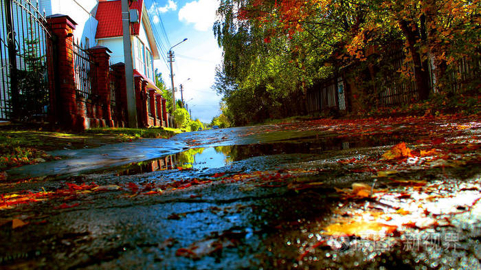 城市景观秋天五颜六色的房子在美丽的城秋季蓝天建筑雨后路