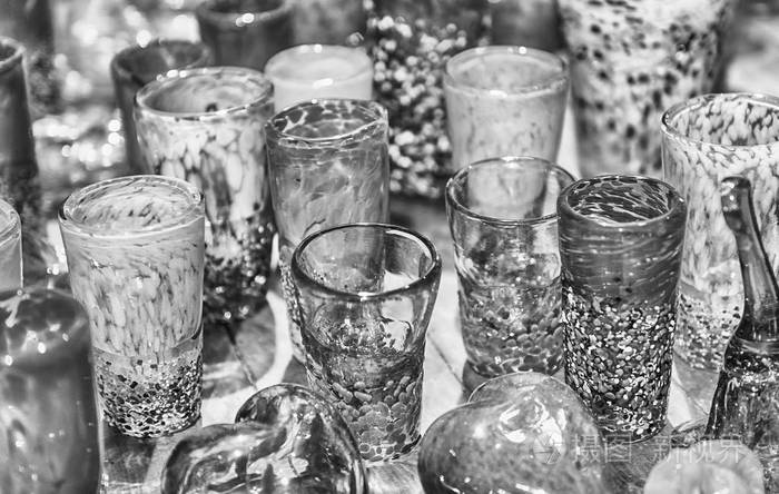 传统的彩色琉璃酒杯出售在琉璃岛, 威尼斯, 意大利。海岛是游人的一个普遍的吸引力, 著名为它的玻璃制作
