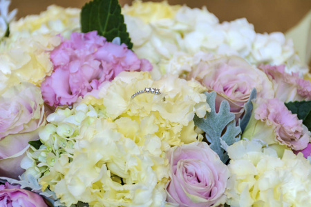 婚礼或订婚戒指和美丽的鲜花花束
