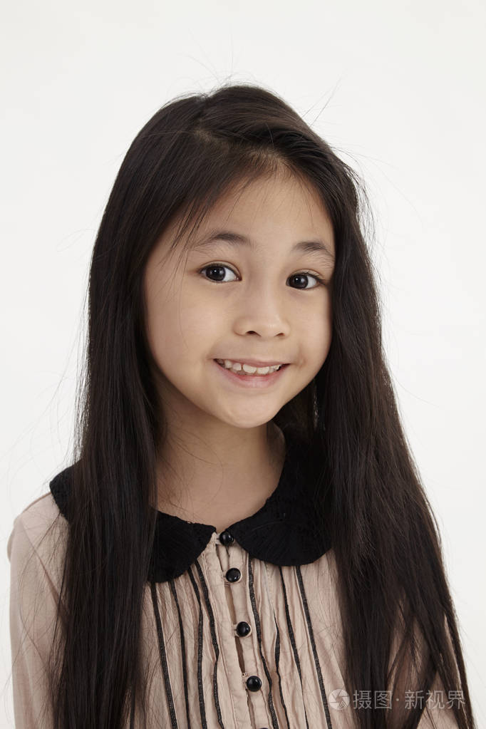 白色背景下的马来小女孩肖像