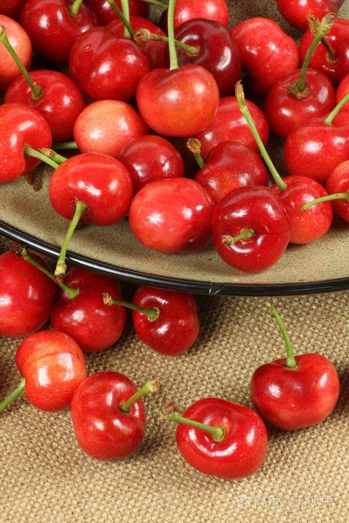 在白色背景上的樱桃浆果