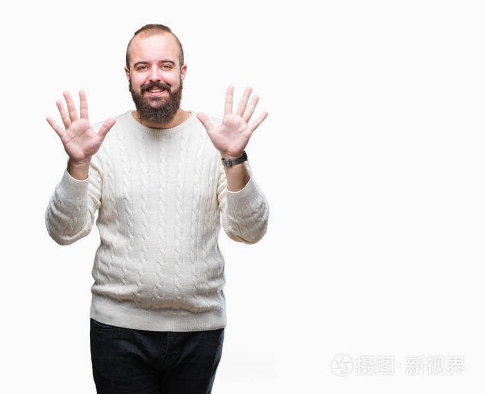 年轻的高加索嬉皮士男子穿着冬季毛衣在孤立的背景显示和手指指向数字十, 而微笑着自信和快乐