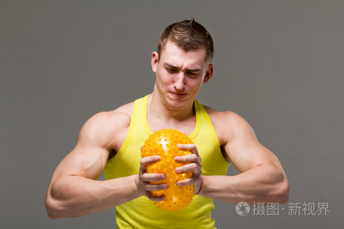 弯曲的手臂肌肉的肌肉年轻男子