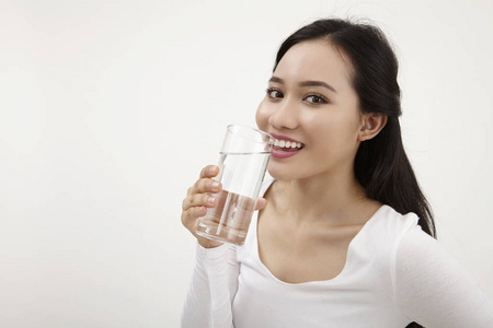 拿着一杯水的马来女人图片