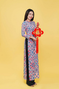 有魅力的越南女子身穿传统服装, 在黄色背景下被隔离。文字意味着幸福