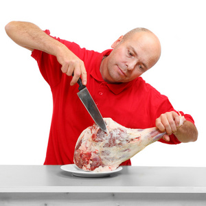 屠夫切割鲜羔羊肉照片