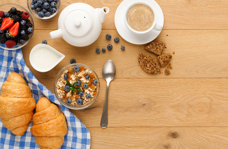 欧式早餐, 牛角面包和浆果在天然木材