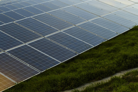 太阳帆板在日出与多云天空在诺曼底, 法国.