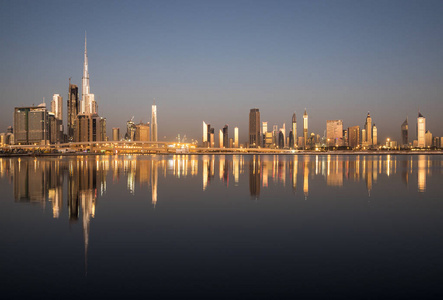 迪拜地平线在清澈的水面上日出