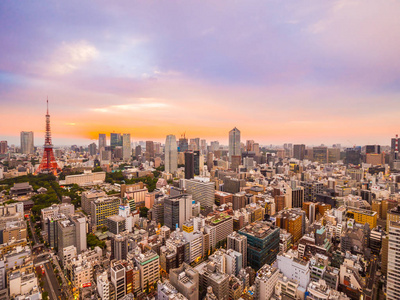 日本城市日落时期的美丽建筑与东京塔