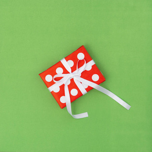 礼品盒红色白色的绿色背景。礼券礼品卡概念