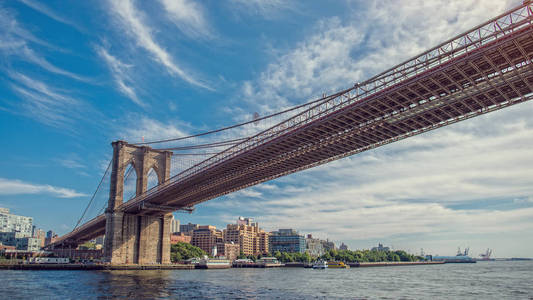 布鲁克林大桥在纽约阳光明媚的日子