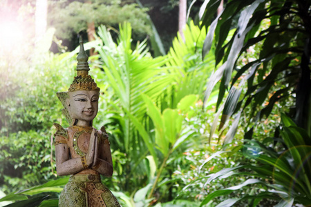 花园里的泰国天使雕像