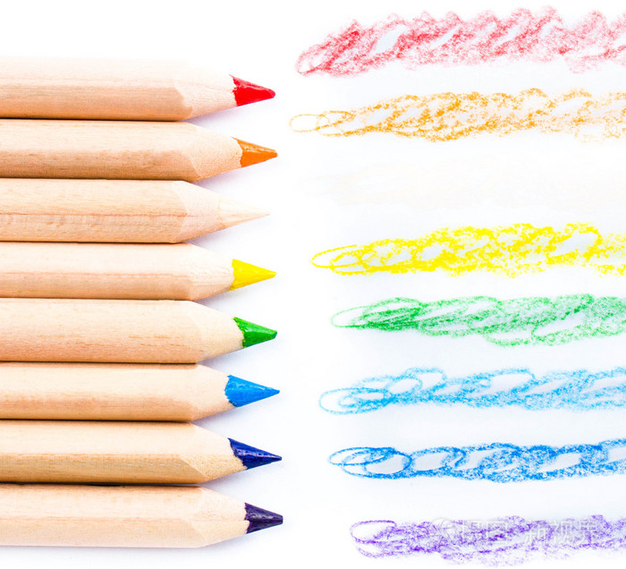 近距离用不同颜色的彩色铅笔在白色背景