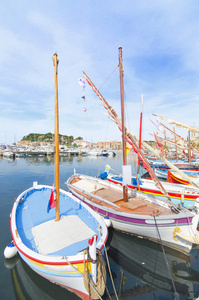 在法国的 sanary sur mer 海港的小木船