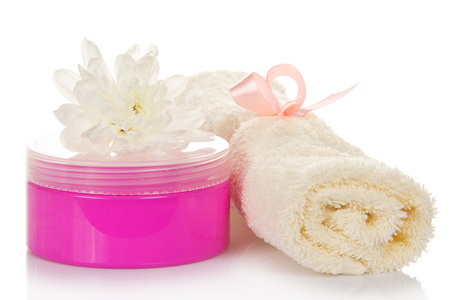 粉红色包装，一条毛巾和一枝菊花，在白色隔离霜