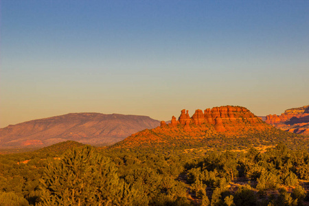 锯齿状的红色岩石地表俯瞰山谷在亚利桑那州