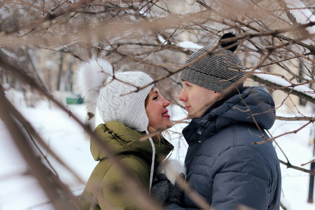 恋人在公园冬天图片