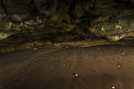 在摩洛哥索维拉附近的大西洋沿岸的洞穴