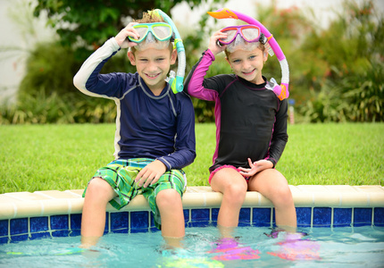 男孩和女孩儿童准备游泳照片