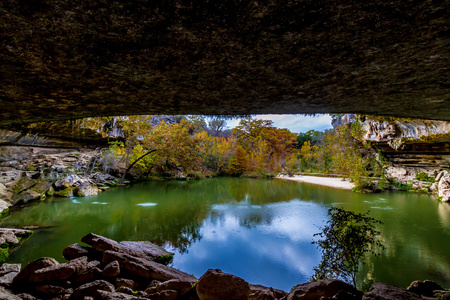 哈密尔顿池，德克萨斯州在秋天。非常不寻常的污水池变成一个自然德州游泳洞