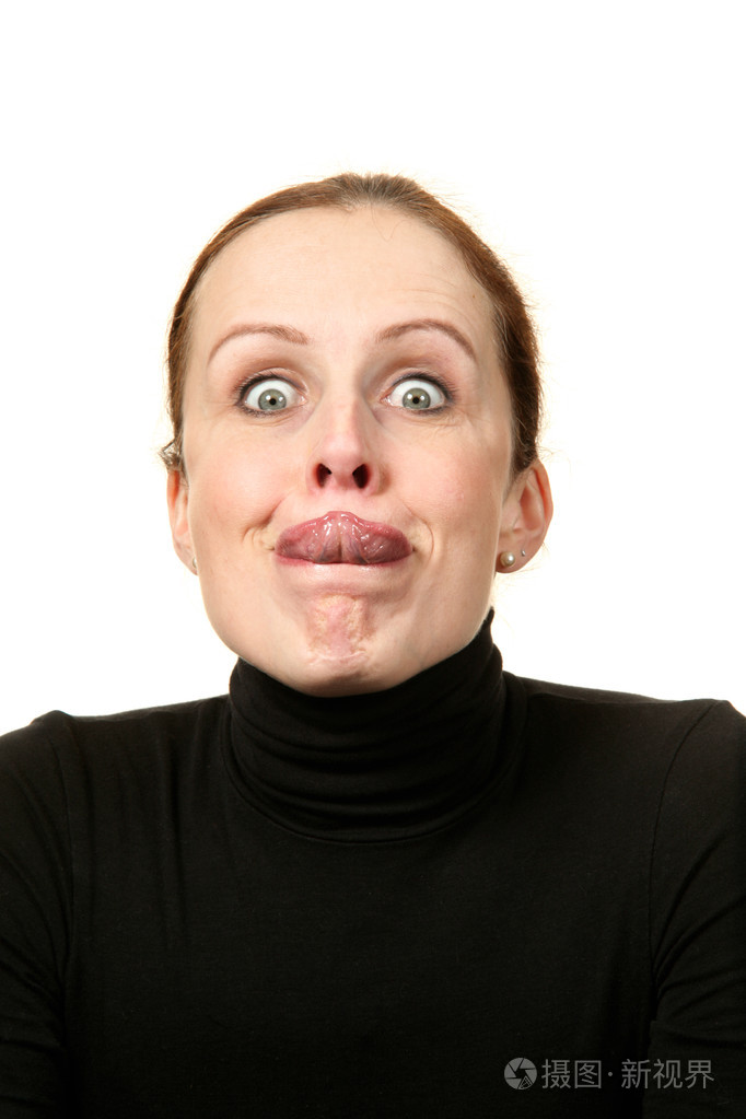 在白色背景的舌头的女人的特写肖像