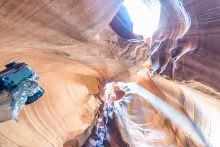 羚羊峡谷天然岩石形成与摄像设备, 亚利桑那州, 美国