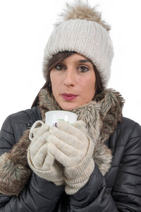 冬天盖子的少妇喝杯茶