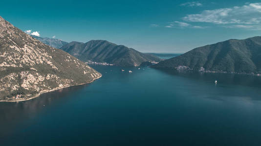 在 Kotor 湾的空中美丽的景色在晚上。黑山