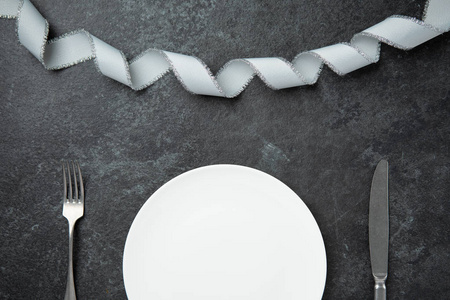 特别晚餐圣诞节庆祝情侣家庭恋人平躺顶部视图白色盘子用叉子匙 knifr