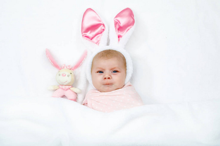 在复活节兔子服装和耳朵可爱可爱初生女婴