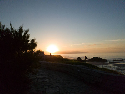 太阳越过海面地平线变暗