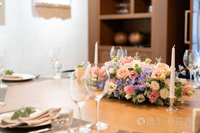 美丽的花朵安排 婚宴或节庆晚宴 为客人准备的椅子和桌子 配有餐具和陶器照片 正版商用图片06c2l9 摄图新视界
