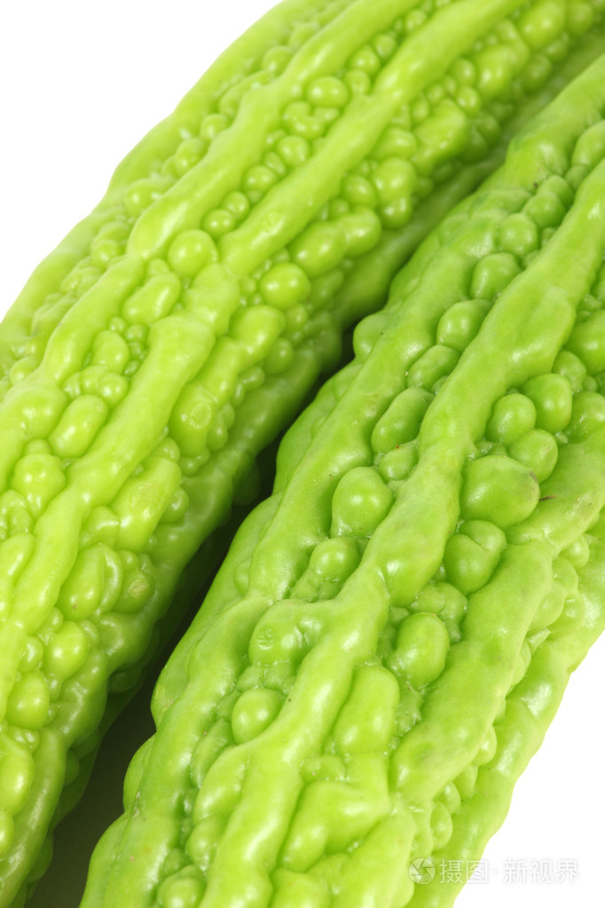 在白色背景上的苦瓜