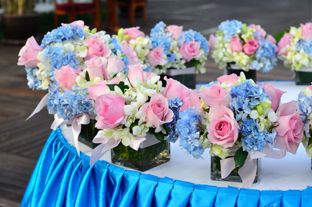 在婚礼庆典中表上的装饰花