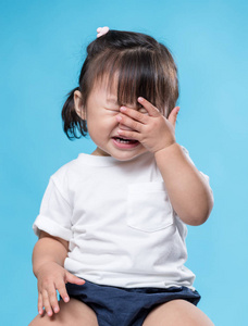 哭泣的亚洲婴儿可爱亚洲婴儿的哭声亚洲女婴的哭声亚洲小女孩在床上哭
