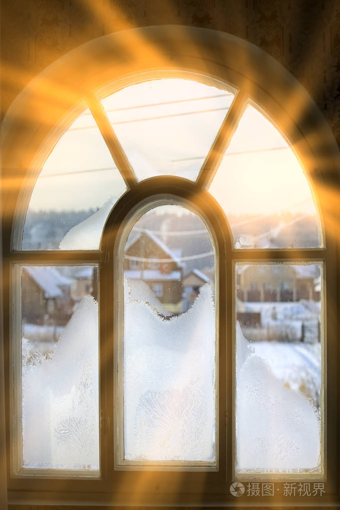 在阳光霜的特写镜头纹理背景窗口