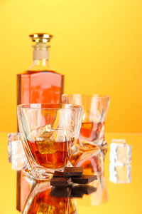 瓶和两个眼镜的苏格兰威士忌，在彩色背景上